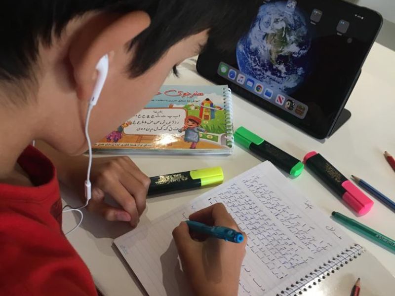 ۴- آموزش زنده ی زبان فارسی برای کودکان K2</br> دو جلسه ی یک ساعته در هفته و ۱۸ جلسه در هر ترم ( ۹ هفته)